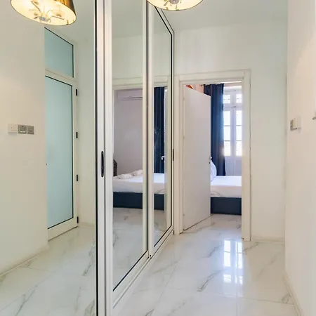 Charming In فاليتا